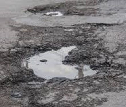 خیابان‌های ترکش خورده از چاله چوله در لیکک/شهری که هیچ معبر و خیابان سالم ندارد