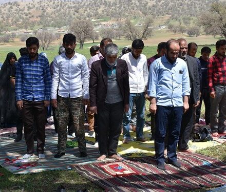 ترویج زیبای فرهنگ نماز به سبک خانواده بویراحمدی+تصویر