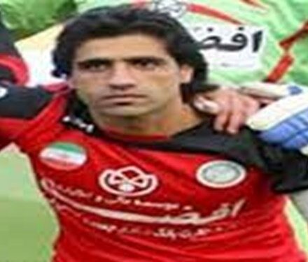 صمد اکبری: هرگز تفنگدار اجنبی نمیشوم/از شهدا خجالت بکشید