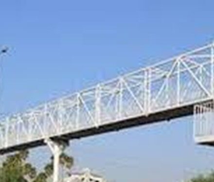 پل هوایی با کاربری «دکور» در شهر یاسوج!/عابر پیاده مقصر است یا شهرداری؟+فیلم