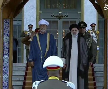 فیلم/ استقبال رسمی رئیسی از پادشاه عمان در کاخ سعدآباد