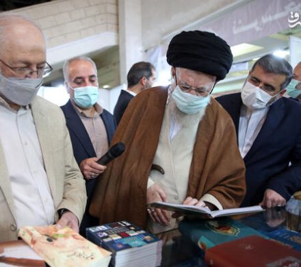 گزارشی از بازدید سه ساعته رهبر انقلاب از نمایشگاه کتاب
