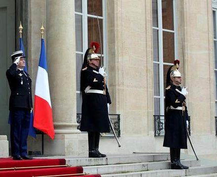 فیلم/ زمین خوردن گارد فرانسه هنگام عبور مکرون