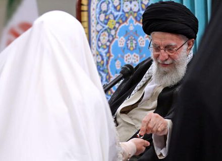 فیلم/ قرائت خطبه عقد خواهر شهید مدافع حرم مجید قربانخانی توسط رهبر انقلاب