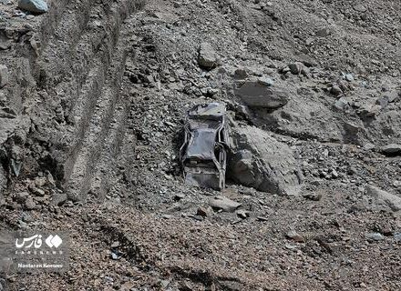 فیلم/ تصاویری بهت‌آور از ریزش کوه روی خودروها در جاده چالوس