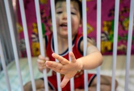 فیلم/ رفتار وحشیانه پرستار پرورشگاه با دختربچه در انگلیس