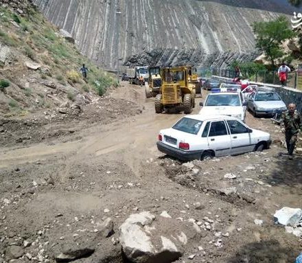 فیلم/ خودروی مدفون‌شده زیر خاک در جاده چالوس