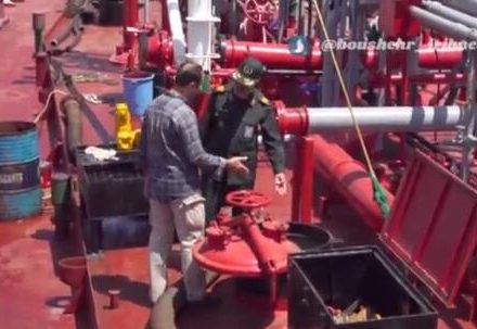 فیلم/لحظه توقیف نفتکش خارجی حامل سوخت قاچاق