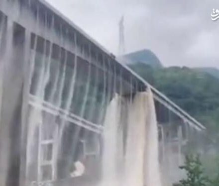 فیلم/ سرریز شدن آب از پل‌ها بر اثر سیل شدید در چین