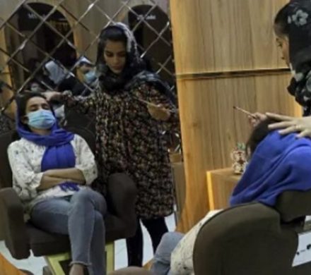 تعطیلی کامل آرایشگاه های زنانه توسط طالبان باعث بیکاری ۶۰ هزار زن در افغانستان شد