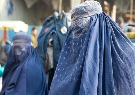 طالبان: نمایان شدن چهره زنان در اماکن عمومی موجب بروز فتنه می‌شود/ مردم از اقدامات ما حمایت می‌کنند؛ آنها خواهان اجرای شریعت در اینجا هستند
