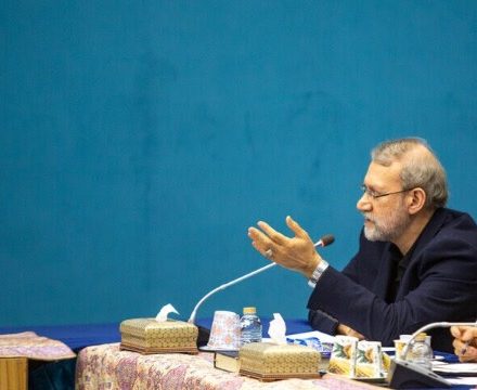 مشاور علی لاریجانی می‌گوید او لیست انتخاباتی نمی‌دهد