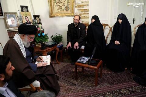 فیلم/ لحظاتی از حضور رهبر انقلاب در منزل شهید محمدحسین حدادیان
