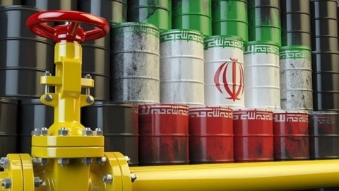 کیهان: اصلاح‌طلبان چون خودشان نتوانستند نفت بفروشند، از روی حسادت می‌گویند رئیسی نفت را به نصف قیمت به چین می‌فروشد