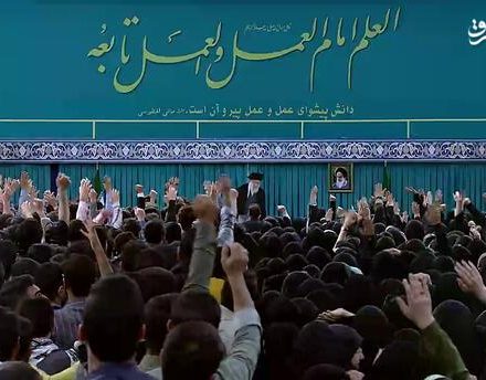 فیلم/ لحظه ورود رهبر انقلاب به حسینیه با شعار متفاوت دانشجویان