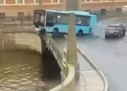 فیلم/ سقوط اتوبوس به رودخانه در سن پترزبورگ