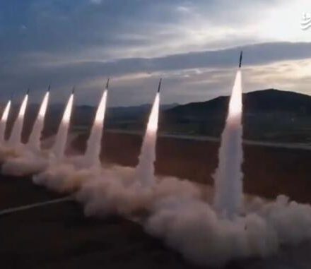 فیلم/ لحظه شلیک هم‌زمان ۱۸ موشک‌ توسط کره شمالی