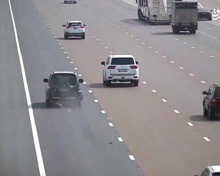 فیلم/ ترکیدن چرخ خودرو بر اثر گرمای هوا در امارات