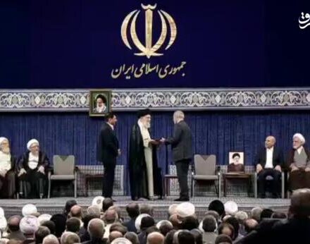 فیلم/ لحظه اعطا حکم تنفیذ توسط رهبر انقلاب