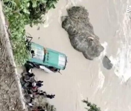 فیلم/ سقوط اتوبوس هندی در رودخانهای در نپال