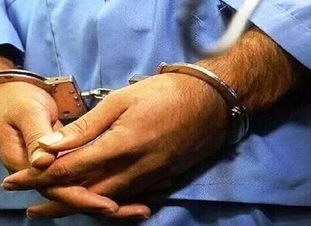 فیلم/ دستگیری عجیب یک سارق زورگیر که در مبل مخفی شده بود!