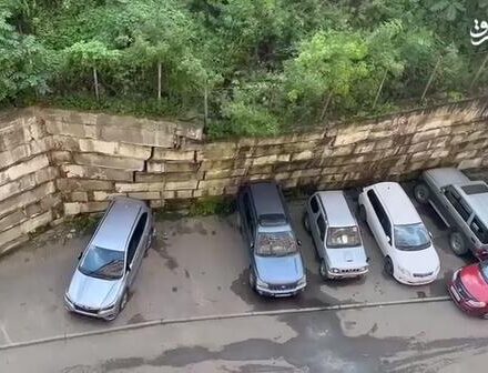 فیلم/ لحظه ریزش دیوار بر روی خودروها!