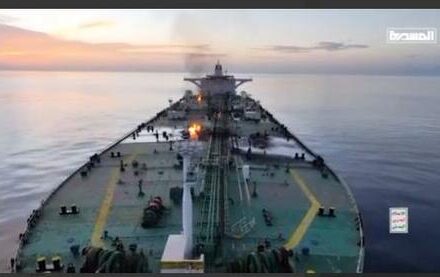 فیلم/ لحظۀ ورود نیروهای یمنی به عرشۀ نفتکش یونانی و بمبگذاری در آن