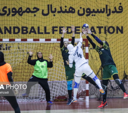 تیم هندبال بانوان نفت گاز گچساران در یک قدمی صدر نشینی