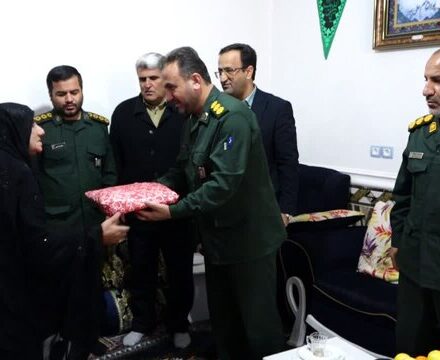 دیدار برخی مسئولان با خانواده کوچکترین شهید کهگیلویه و بویراحمد