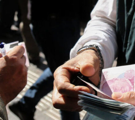 فاصله ۲۰۰۰ تومانی نرخ خرید و فروش دلار