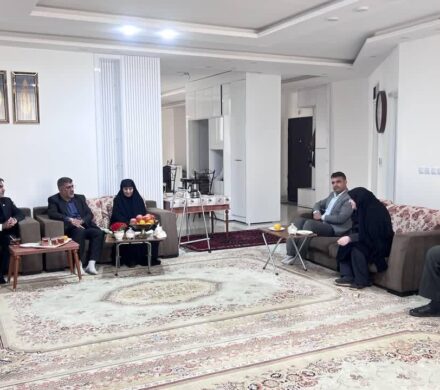 تجلیل بسیج حقوقدانان و مرکز وکلا از خانواده شهدا و پایگاه خبری ۱۹آبان ؛ + (تصاویر)