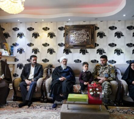 ببینید |  به رسم ادب در محضر قهرمانان ایران