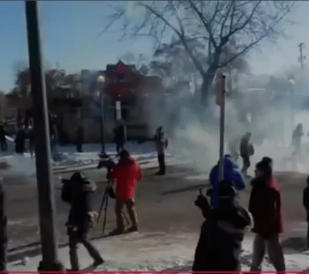 ببینید | راشاتودی: پس از کشته‌شدن یک مرد توسط مأموران فدرال آمریکا، مینیاپولیس شبیه منطقۀ جنگی شد